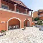 Rustic Charm In איפסוס